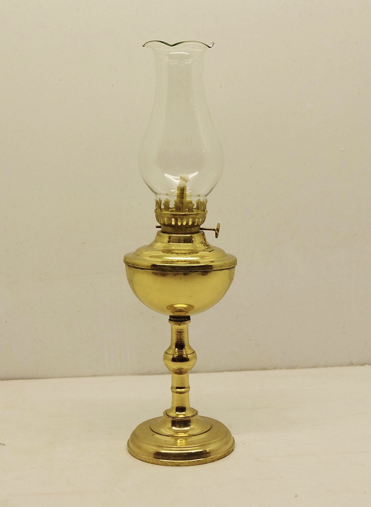 Đèn Thờ Đốt dầu bằng Đồng Vàng bóng Cao 26cm TM121167