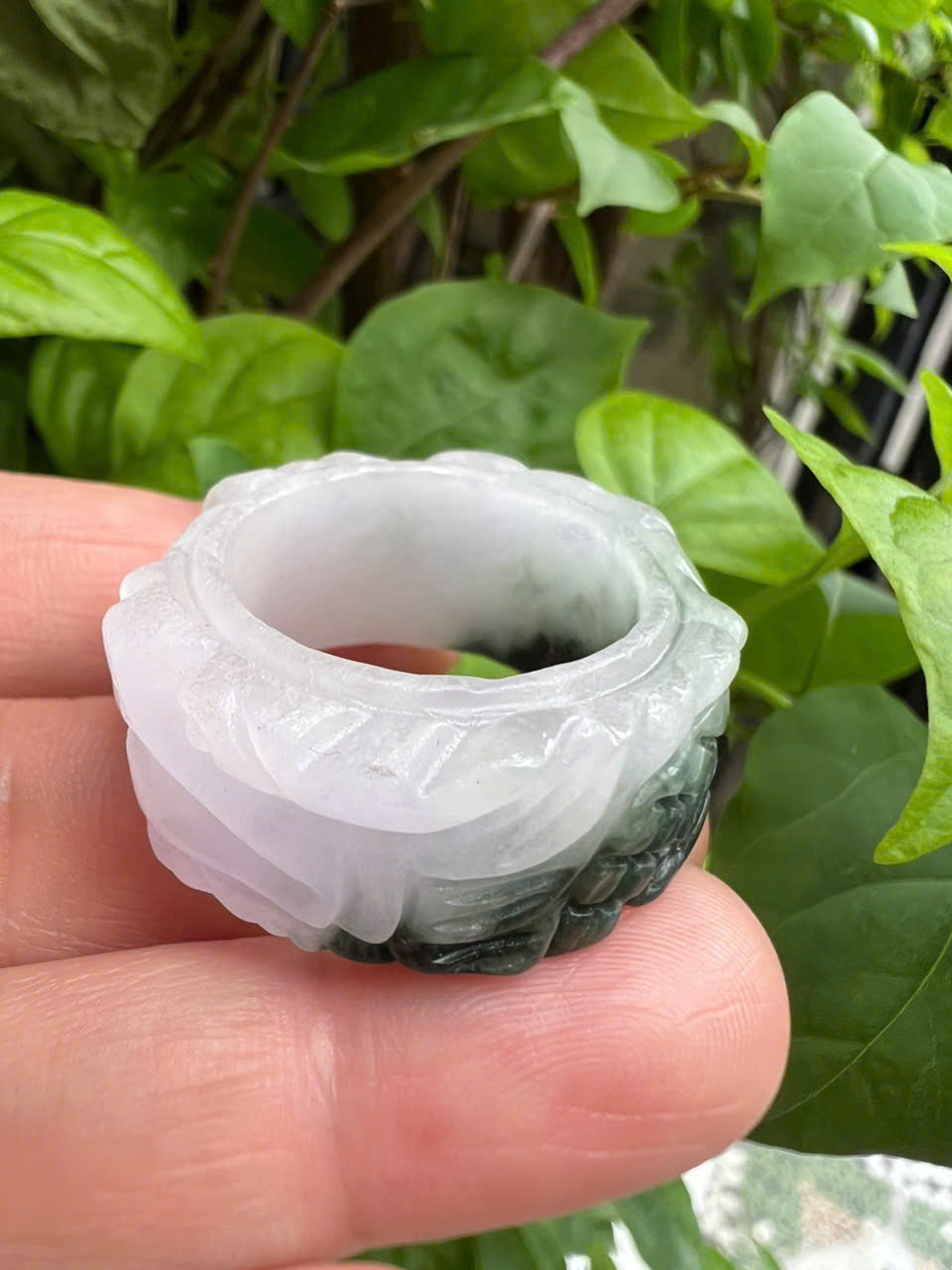 Nhẫn Rồng Nam Ni 21mm Cao 13mm Dầy 5mm Cẩm Thạch màu màu trắng xanh đậm phía dưới đẹp ạ