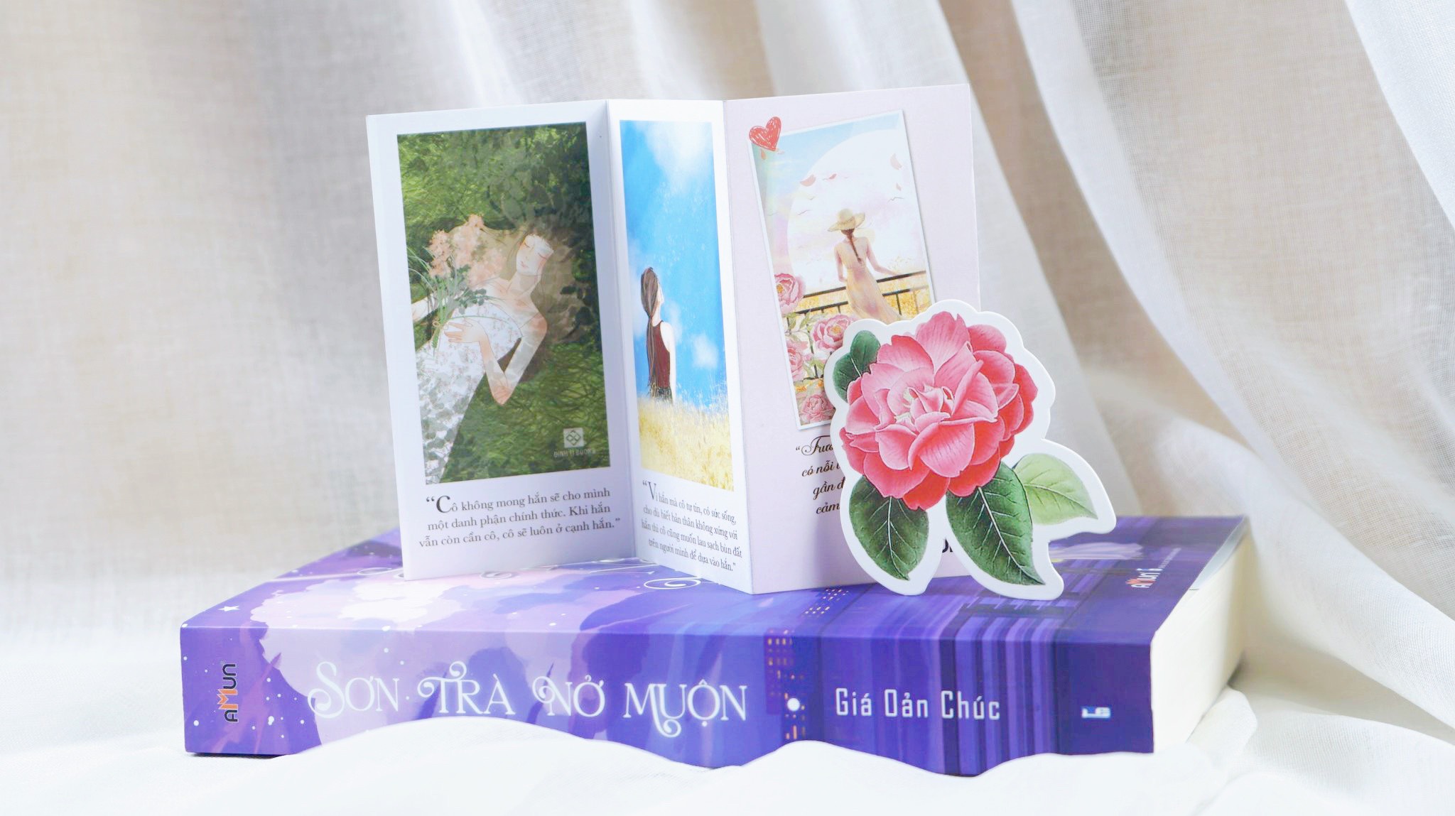 Sách ngôn tình - Sơn trà nở muộn - Giá Oản Chúc tặng kèm 01 bookmark hoa sơn trà, 01 bookmark chiếc bật lửa và 01 postcard- Đinh Tị Books phát hành