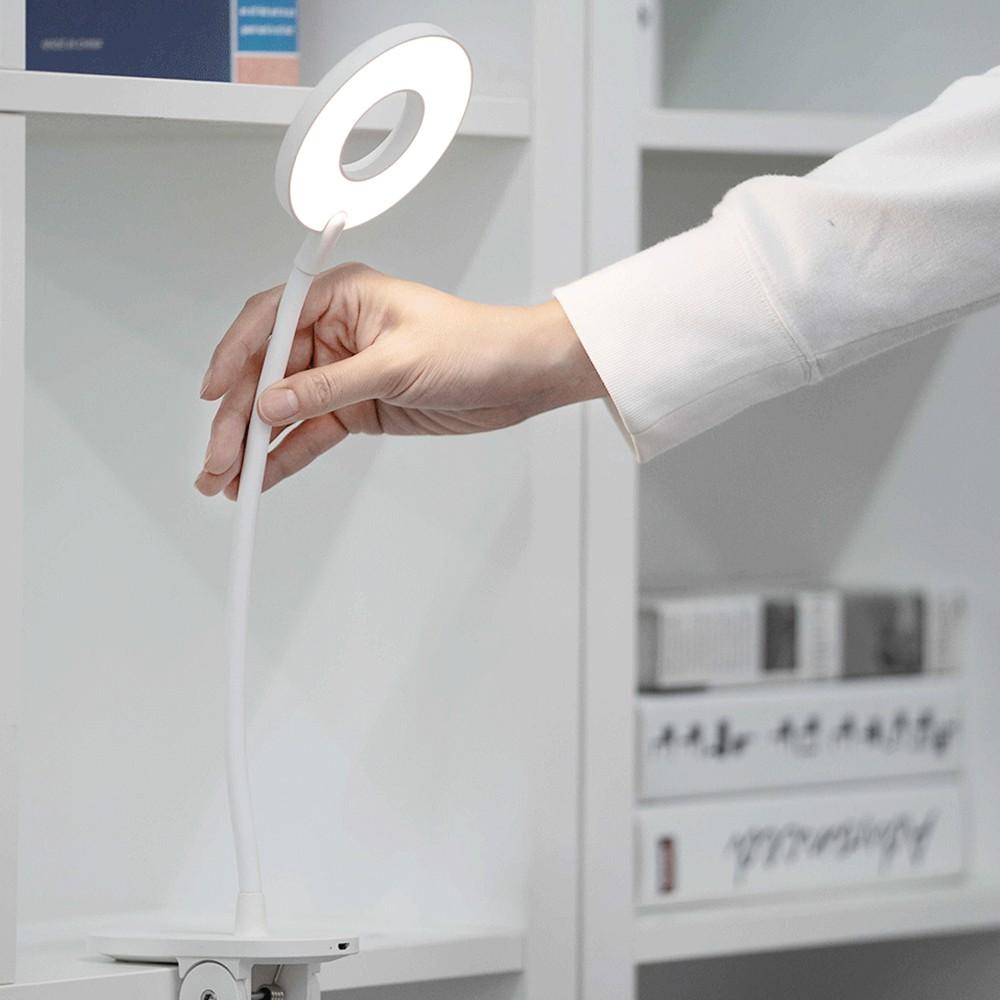 Đèn LED để bàn Yeelight có thể sạc lại kèm kẹp để đọc sách hoặc làm đèn ngủ dành cho phòng khách/phòng ngủ