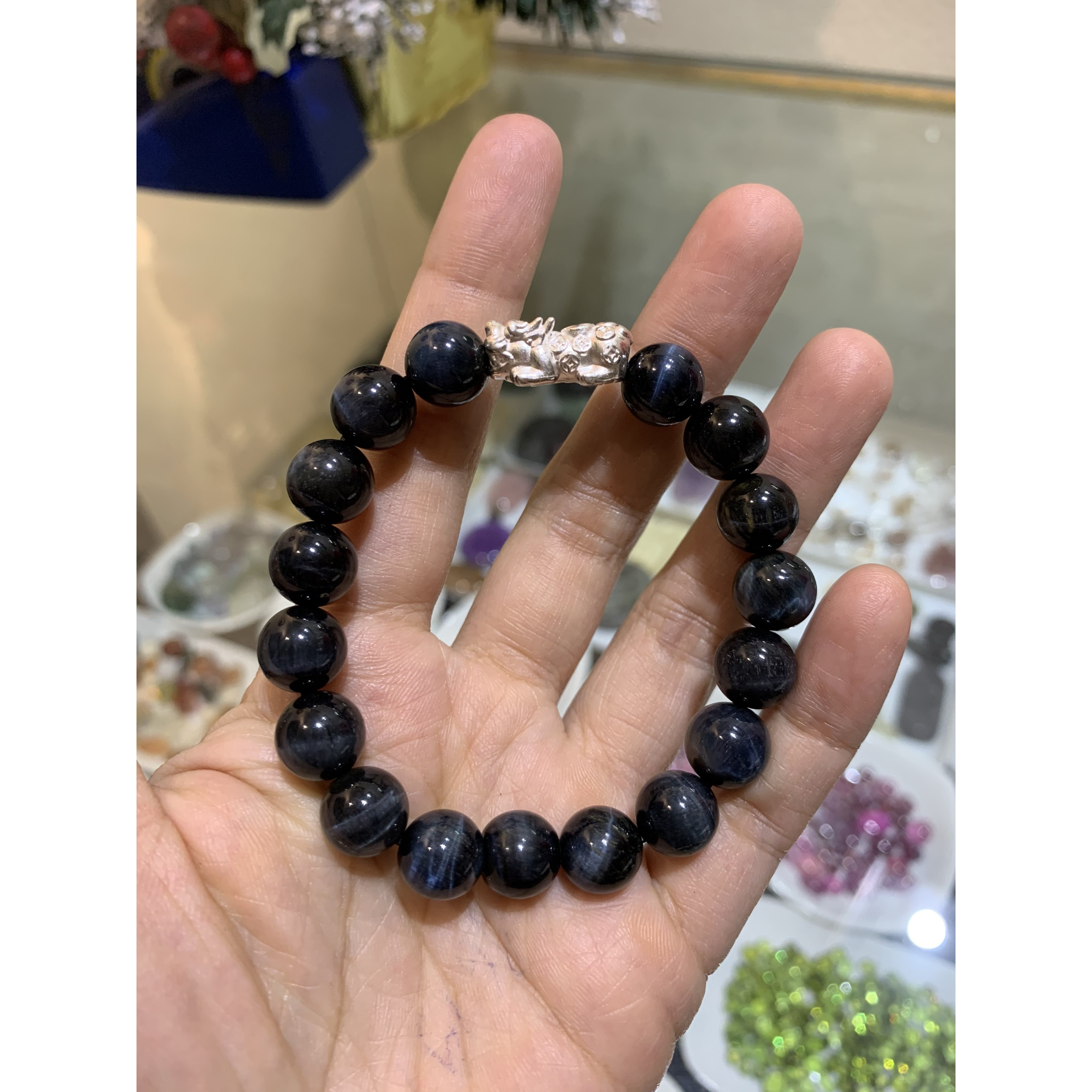 Vòng tay phong thủy đá Mắt Hổ Xanh Đen 10 ly Charm Tỳ Hưu Bạc