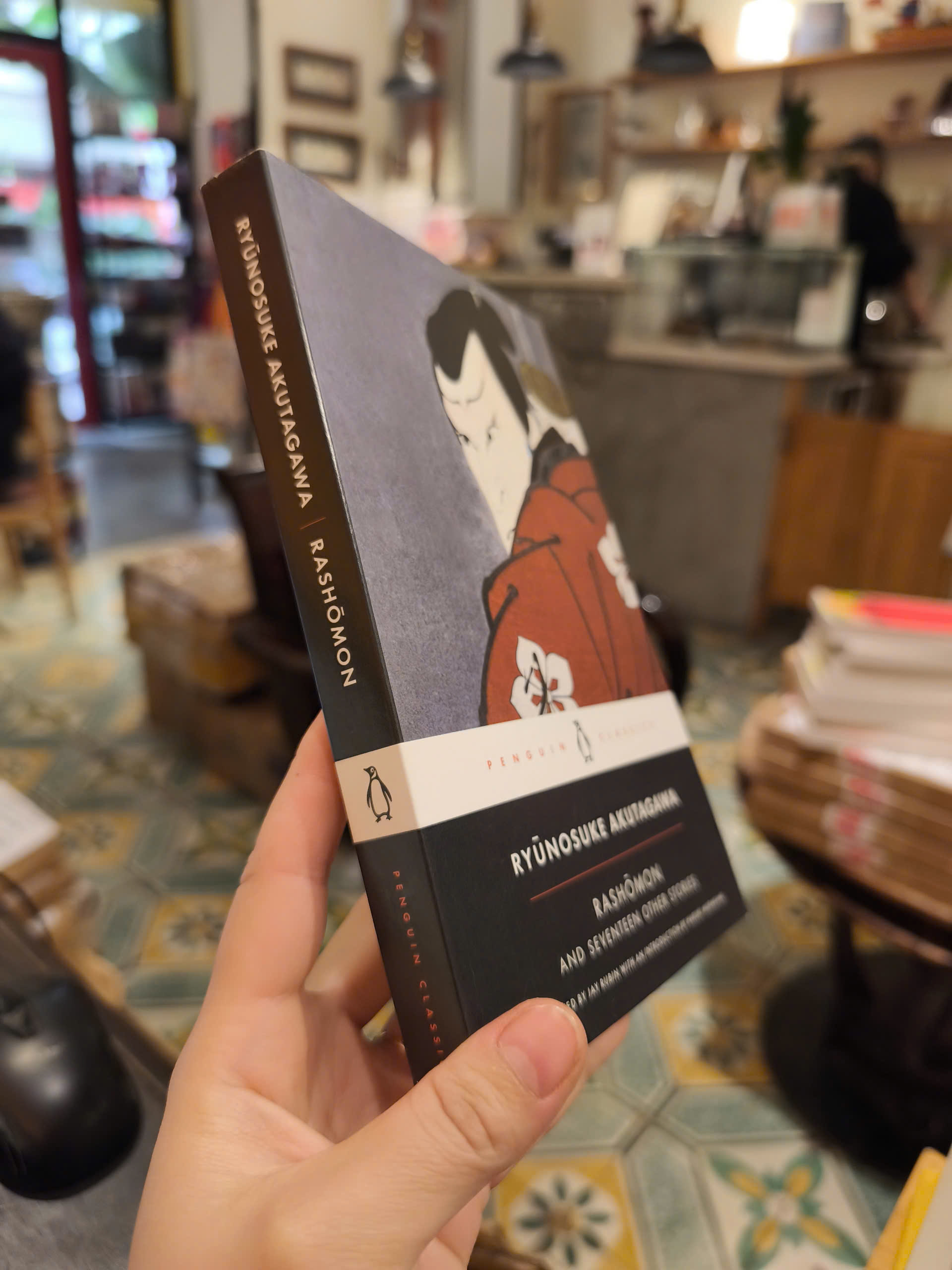Sách - Rashomon and Seventeen Other Stories by Ryunosuke Akutagawa (Penguin Classics Deluxe Edition)