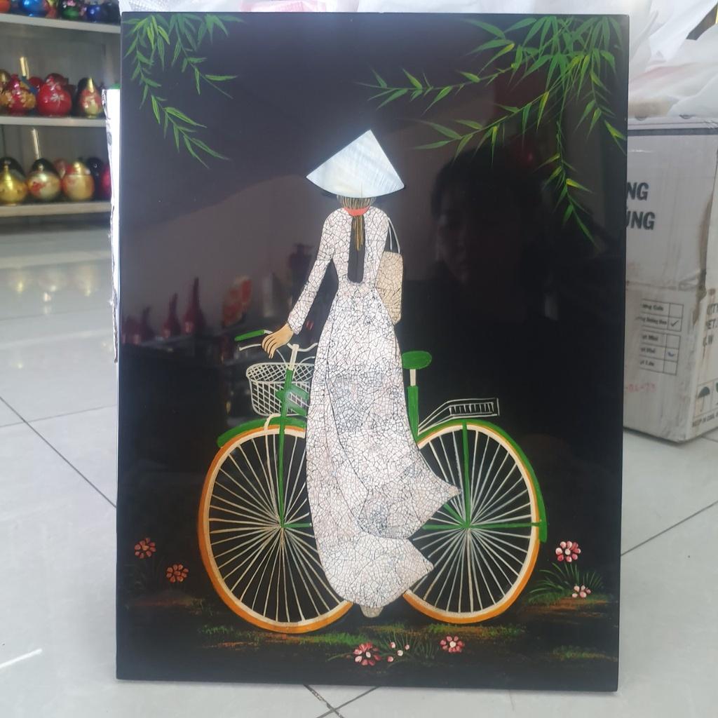 Tranh sơn mài cô gái áo dài Việt Nam cẩn trứng chìm cao cấp Thanh Bình Lê size 30x40 cm