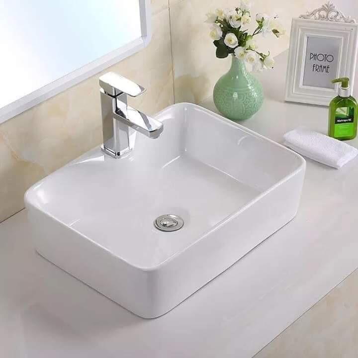 Chậu sứ lavabo trắng kiểu vuong có lỗ vòi gắn trên