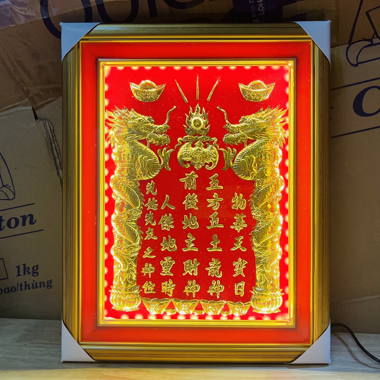 Bài vị Thần Tài Thổ Địa dát vàng 24 K 30cmx38cm khung gỗ màu vàng, có đèn