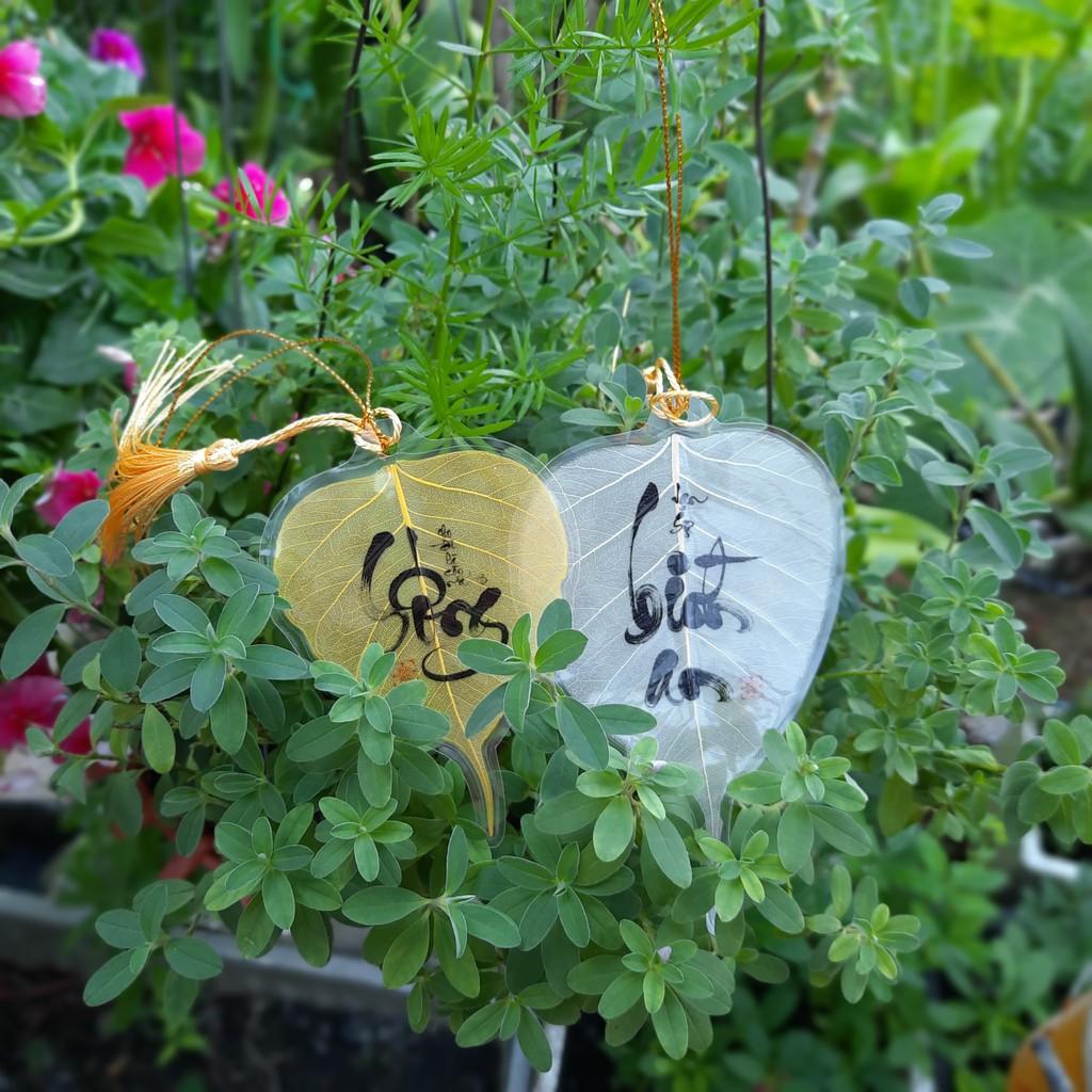 Lá bồ đề ghi chữ thư pháp bình an