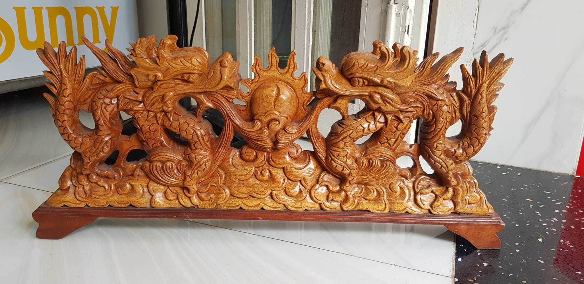 Tượng 2 Con Rồng Lượn Gỗ Gõ màu đỏ size Dài 64cm x Cao 17cm x Sâu 7cm 2 con rồng lượn phun lửa biểu tượng cho sức mạnh của người đứng đầu người lãnh đạo công ty, người chủ trong gia đình thật  trưng phòng khách , bàn làm việc to quà tặng ý nghĩa ạ