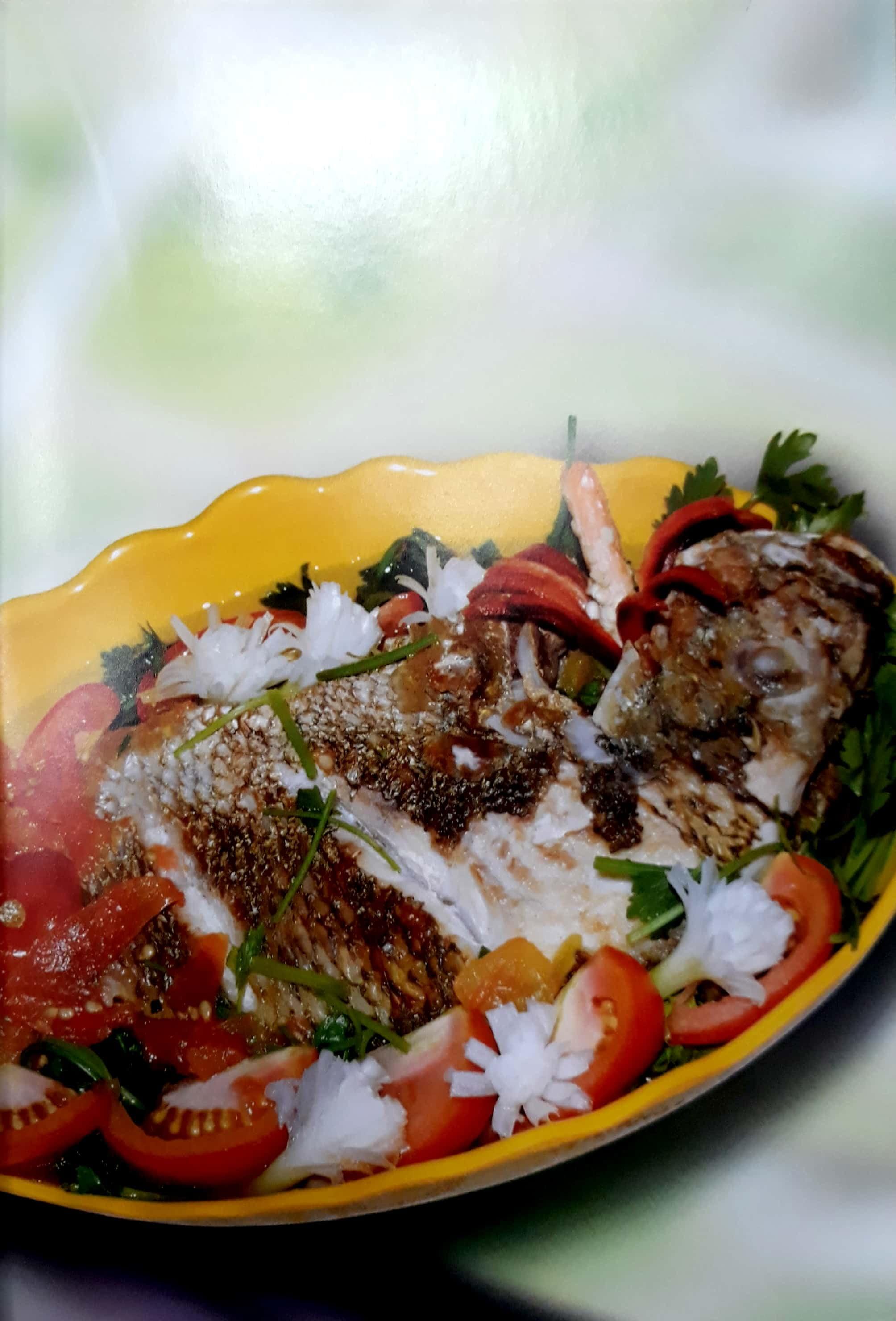 Sách Thực Đơn Cơm Gia Đình 3 Món Miền Trung (Tái Bản)