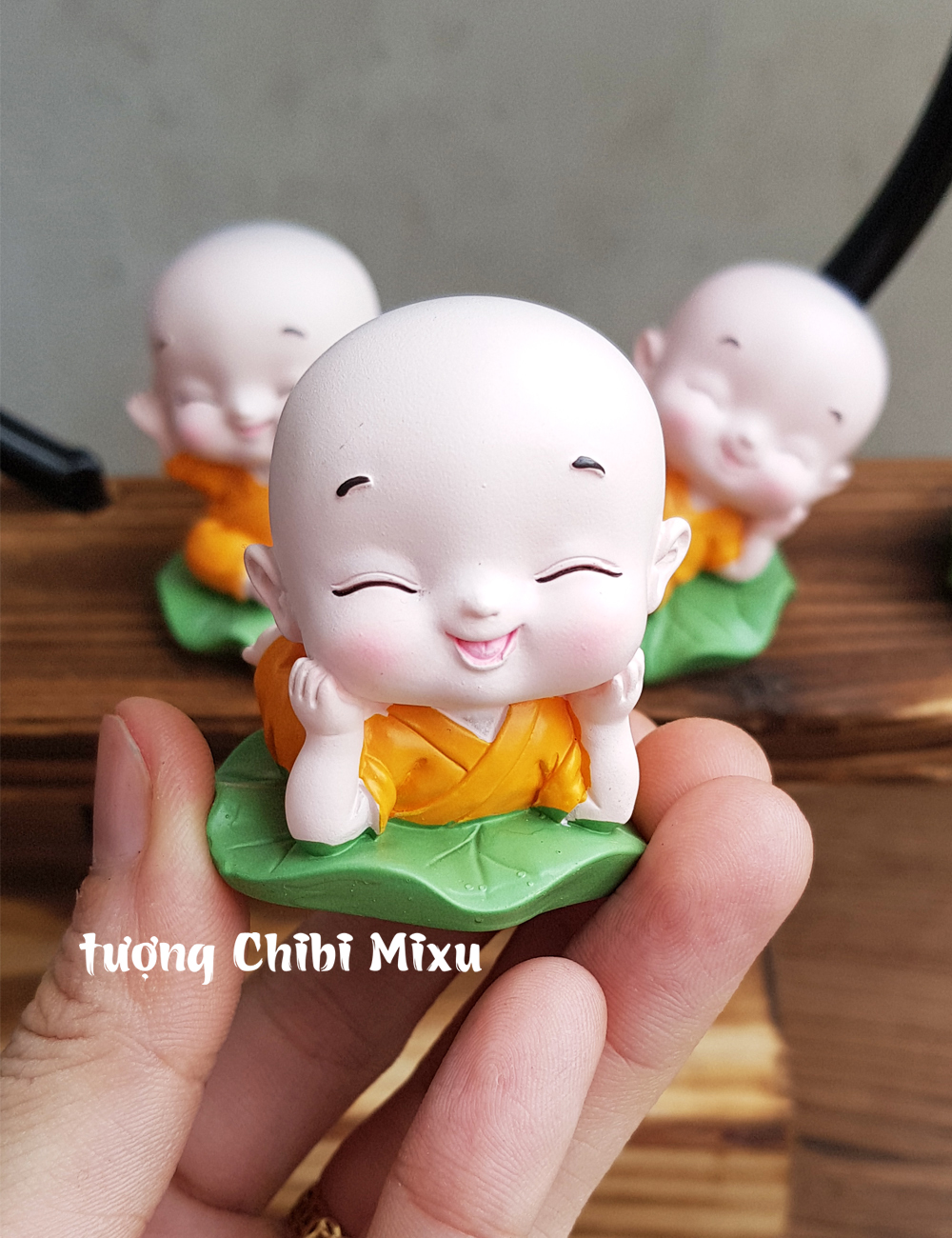 Bộ 04 chú tiểu lá sen áo vàng kèm chân đế giả gỗ