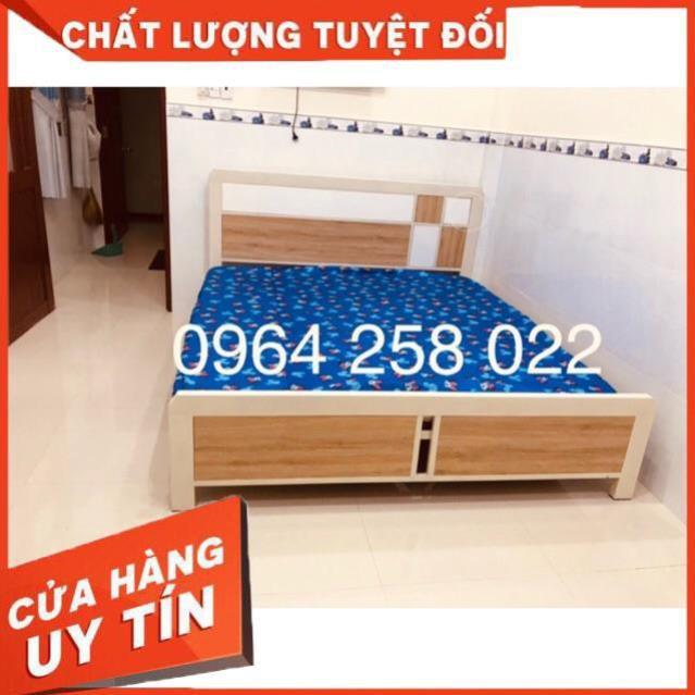 Giường sắt phối gỗ cao cấp ngang 1m8 dài 2m sài gòn.