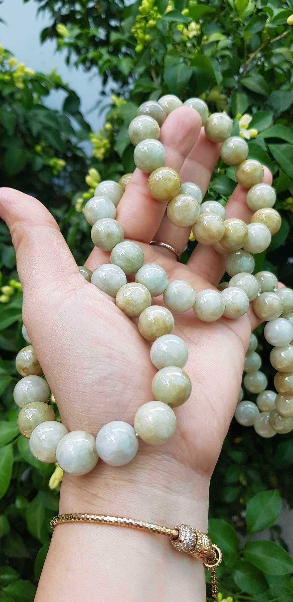 Vòng tay chuỗi nam nữ đá cẩm thạch tự nhiên trắng vàng bóng ngời Vòng size hạt 13mm Màu trắng vàng đất nhẹ bóng mượt thiệt đẹp ạ