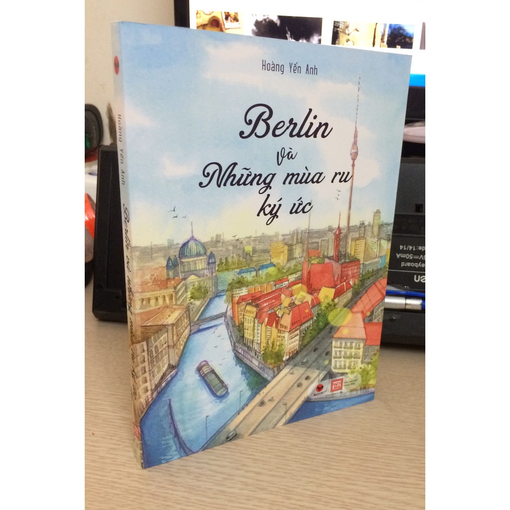Combo Tác Phẩm Văn Học Của Hoàng Yến Anh:  Những Nẻo Đường Yêu + Berlin Và Những Mùa Ru Ký Ức - (Cuốn Sách Sẽ Làm Cho Tuổi Trẻ Của Bạn Trở Nên Ý Nghĩa Hơn / Tặng Kèm Bookmark Greenlife)