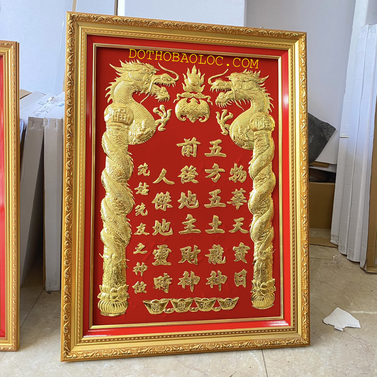 Bài vị Thần Tài Thổ Địa dát vàng 24 K 42cm x 60cm – Nền đỏ ( 2 loại: Có đèn và Không đèn) – Khung nhựa nhập khẩu