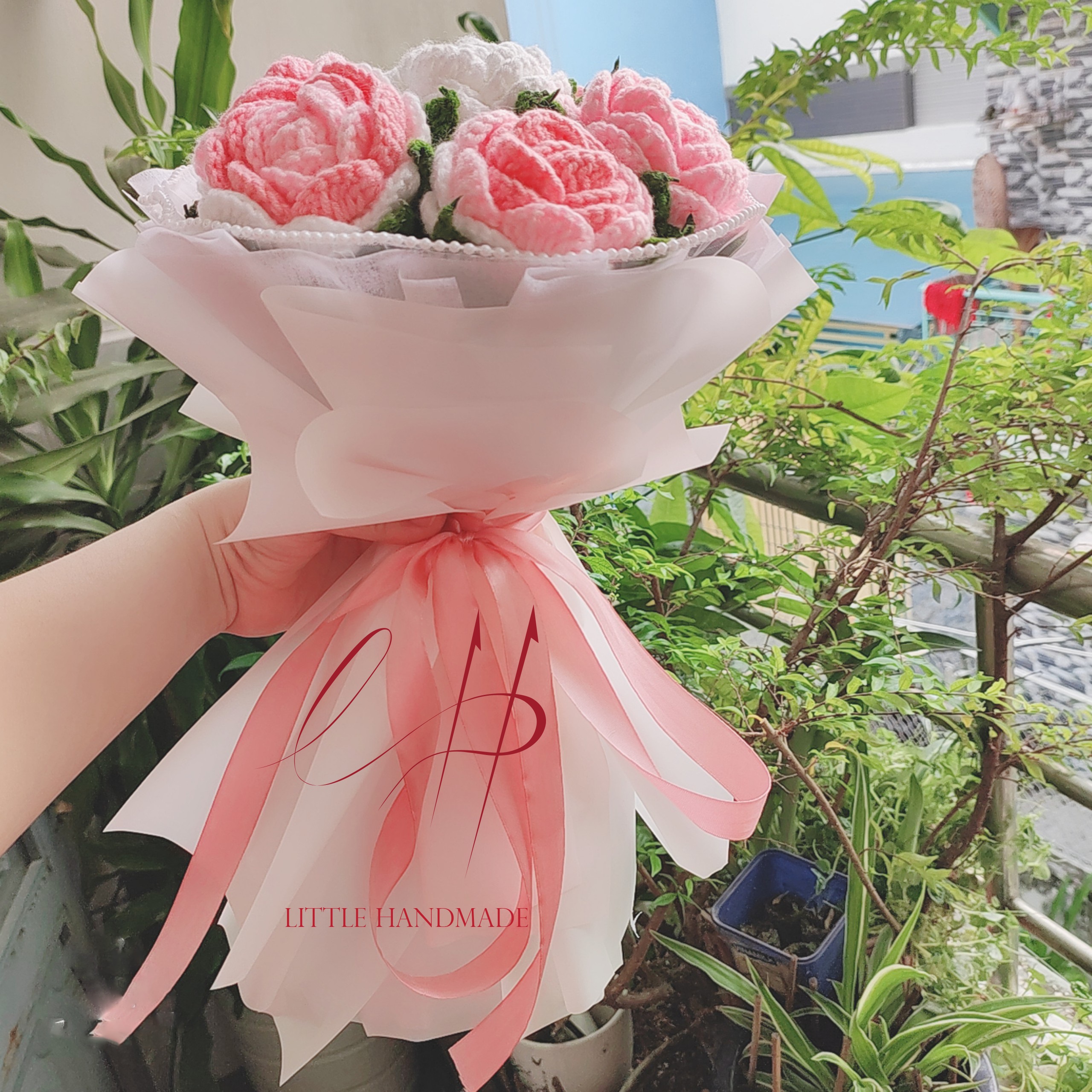 Bó hoa hồng bằng len handmade size vừa 25 x 35 cm