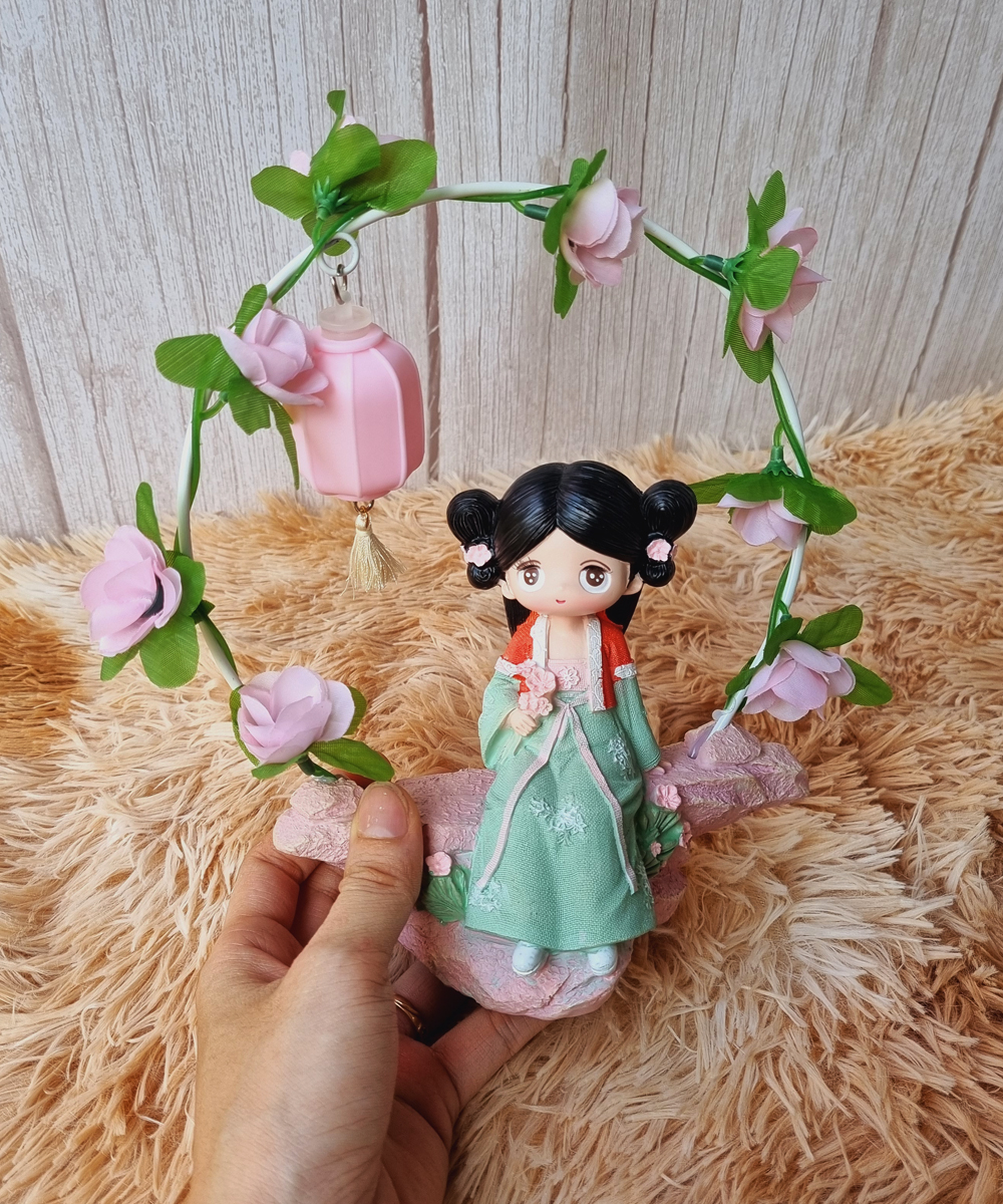 Tượng thiếu nữ ngồi vòm hoa có đèn xinh xắn