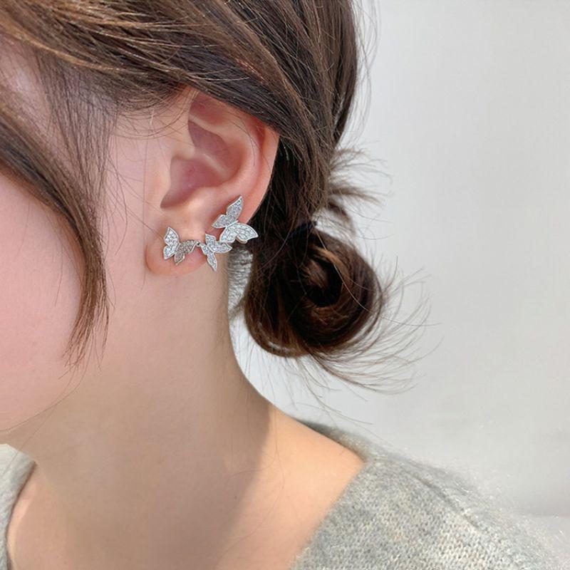 Khuyên tai cánh bướm lệch