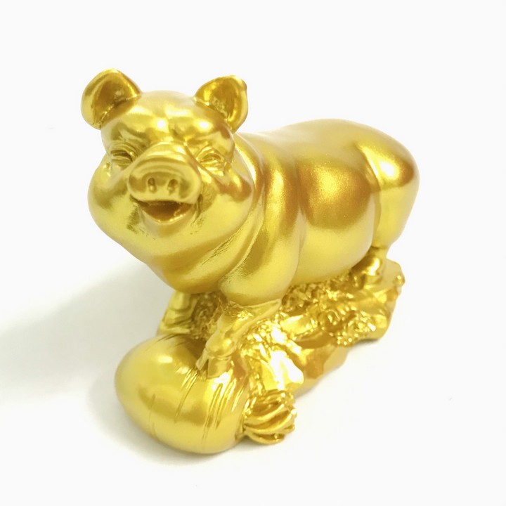 Tượng con heo vàng, chất liệu nhựa được phủ lớp màu vàng óng bắt mắt, dùng trưng bày trong nhà, những nơi phong thủy, cầu mong may mắn, tài lộc - TMT Collection - SP005240