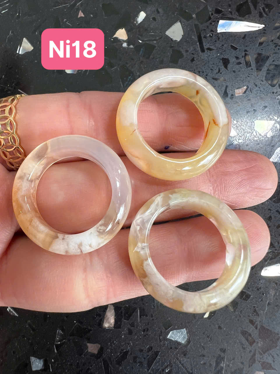 Nhẫn Nữ mới Đá Mã Não Bông Bông Vàng Trắng Đều Bóng Đẹp Ni 18mm Cao 7mm Dầy 4mm Chị em Nữ mệnh Kim mệnh Thủy mệnh Thổ đeo lên tay xinh xắn may mắn ạ