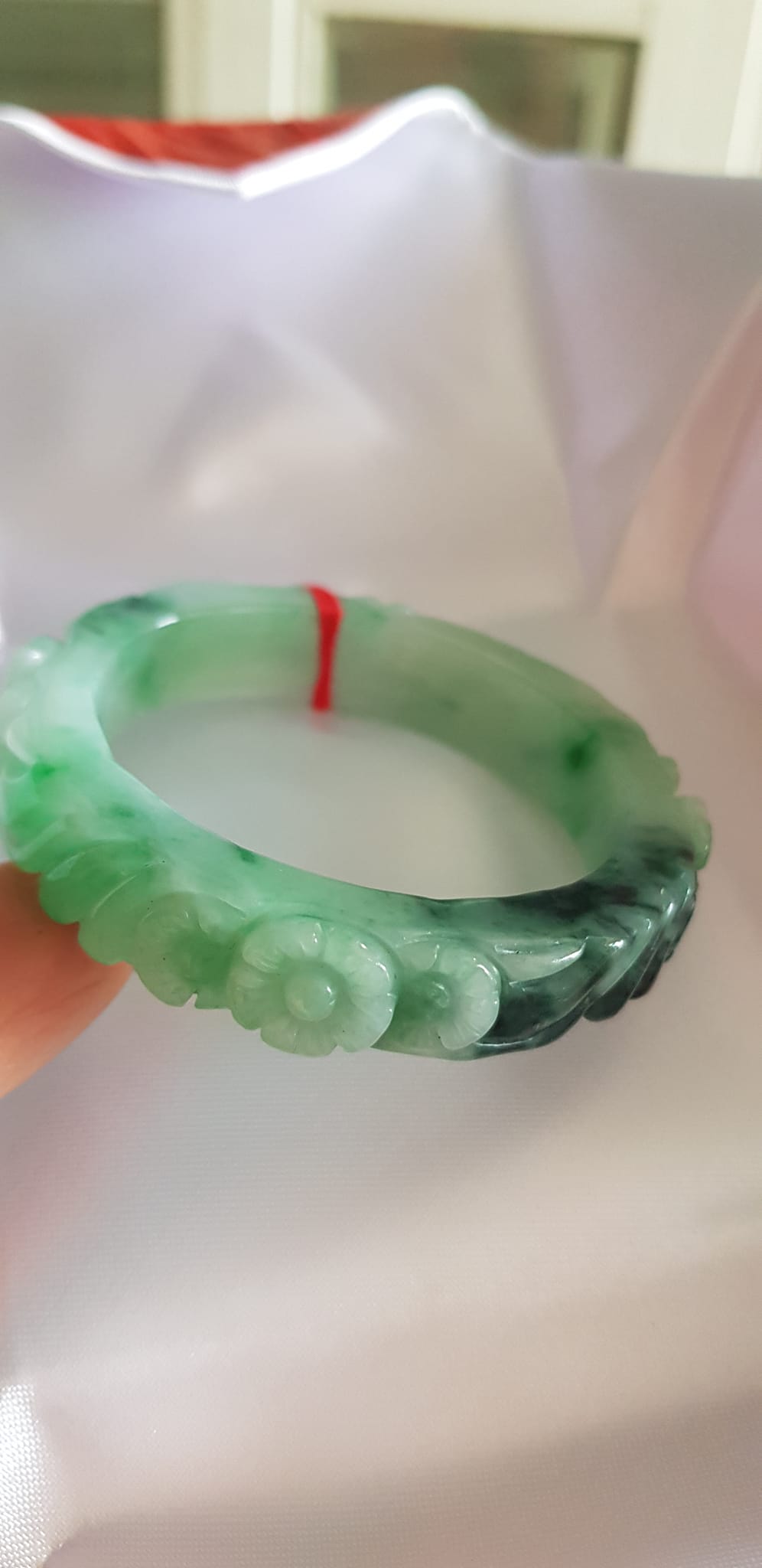 Vòng cẩm thạch tự nhiên chạm Bông Hoa Mai tròn mới đẹp tuyệt vời bản vuông Ni 48mm x cao 12mm x dầy 8mm 100% Đá cẩm thạch thiên nhiên màu Xanh ngọc bóng đẹp đều cả vòng điểm xanh sơn thủy đậm 1 góc thiệt đẹp Nữ 35kg - 48kg đeo ạ