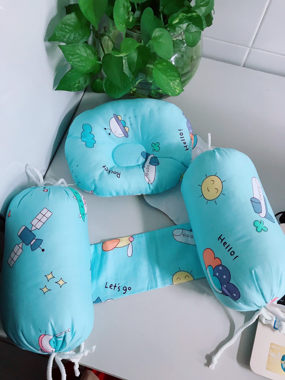 Một Bộ gối nằm và gối chặn bông giành cho bé trai, bé gái sơ sinh , vãi mềm, thoáng mát, phù hợp với làn da nhạy cảm của bé, Họa tiết hoạt hình ngộ nghĩnh, màu sắc tươi sáng
