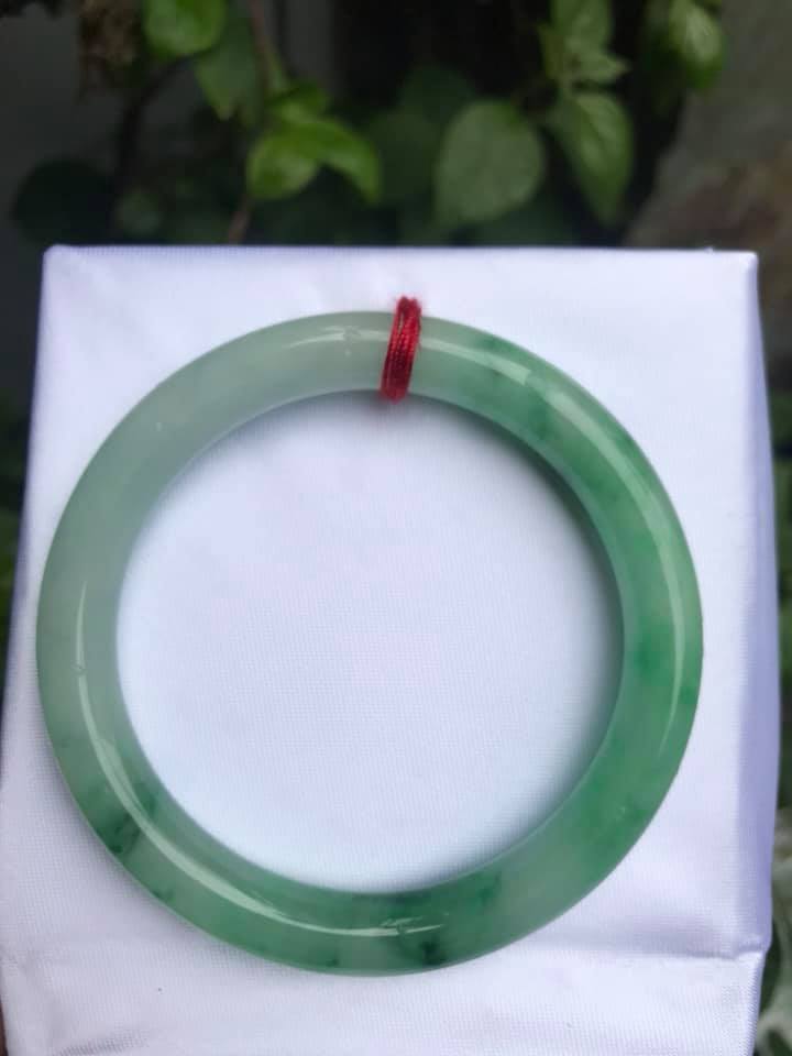 VÒNG ĐÁ CẨM THẠCH TỰ NHIÊN MÀU TRẮNG XANH LÁ NHẸ BÓNG LÝ SƠN THỦY 50MM ĐẸP NỮ 50KG ĐẾ 60KG ĐEO ĐẸP TAY
