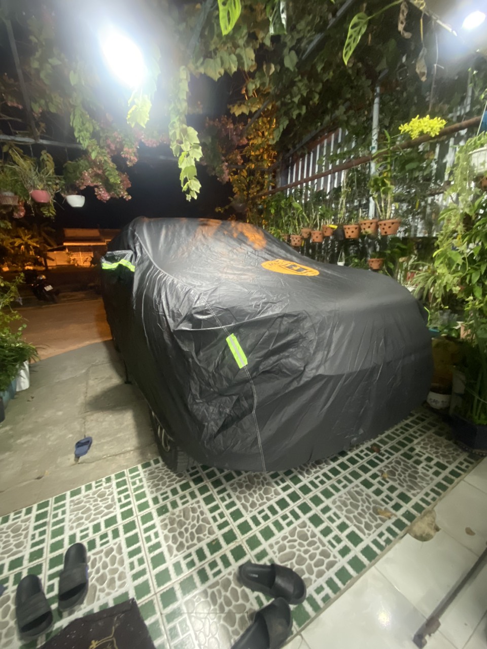 Bạt phủ cao cấp ô tô Toyota Innova nhãn hiệu Macsim sử dụng trong nhà và ngoài trời chất liệu Polyester - màu đen