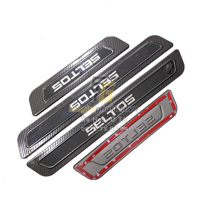 BỘ SẢN PHẨM Nẹp bước chân và ốp chống trầy cốp Kia Seltos - Mẫu vân Carbon