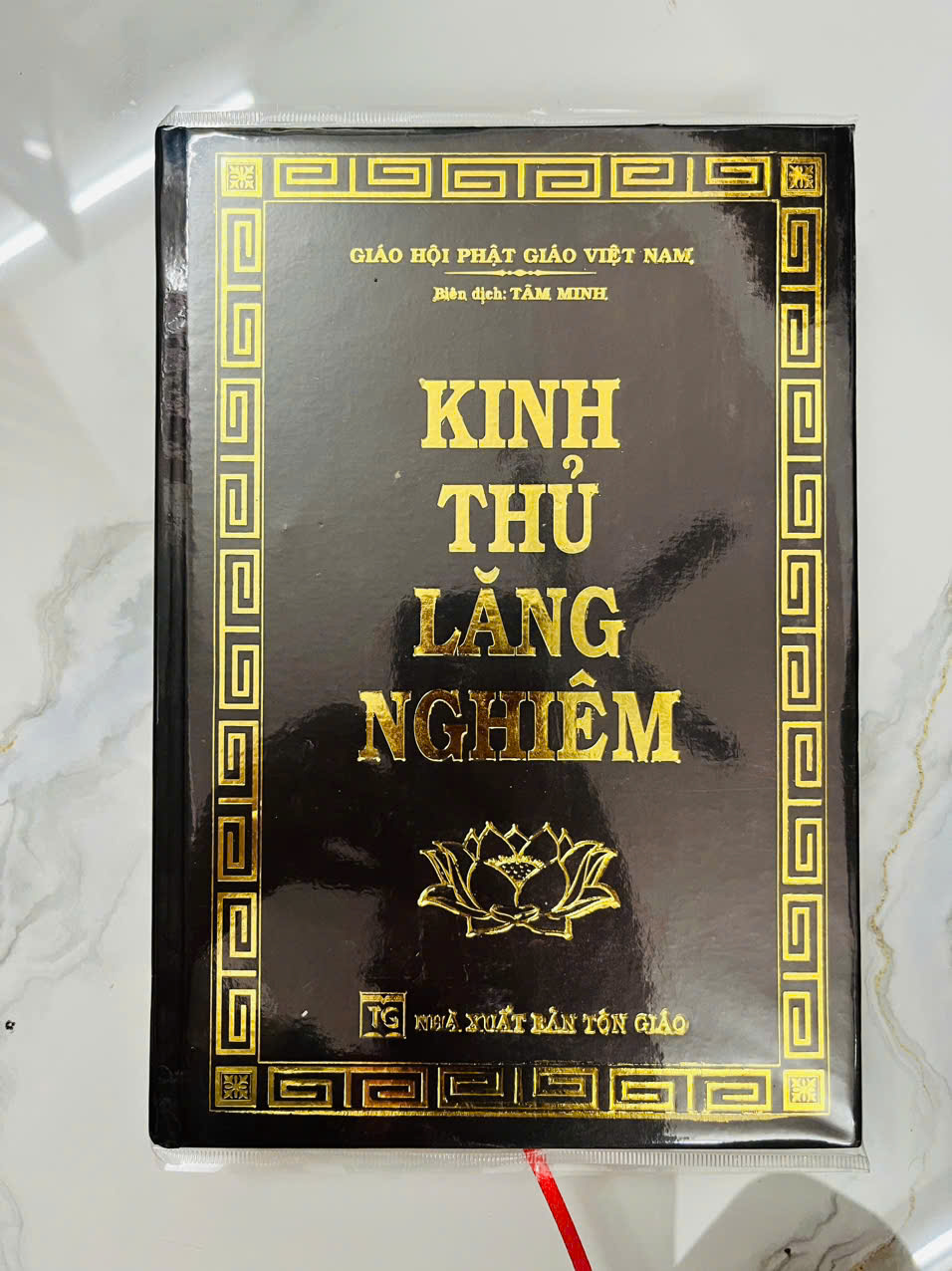 Kinh Thủ Lăng Nghiêm - Bìa cứng ép kim tặng kèm bao sách, Khổ 24x16cm