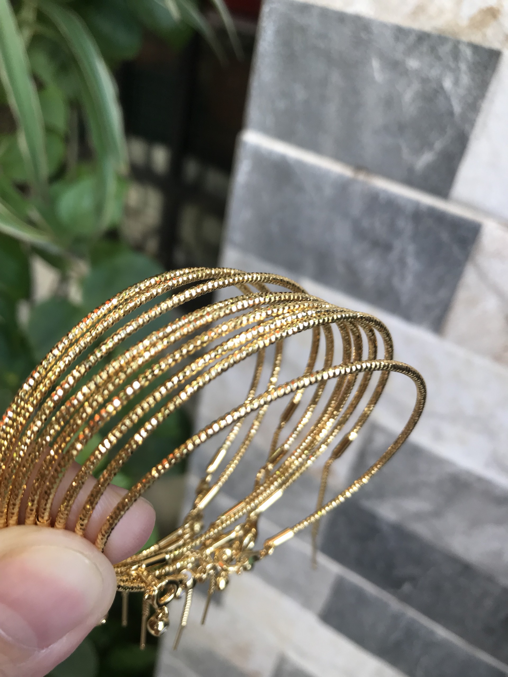 Vòng tay nữ mạ vàng các Chị về phối với hạt charm của mình đeo tay xinh lắm  ạ