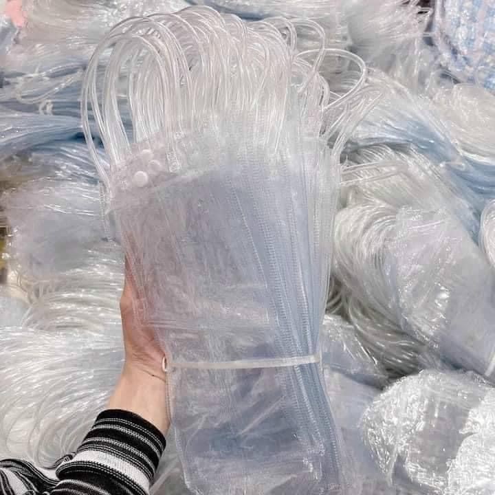 Túi nhựa trong suốt đựng ly bình nước có quai xách tiện lợi.