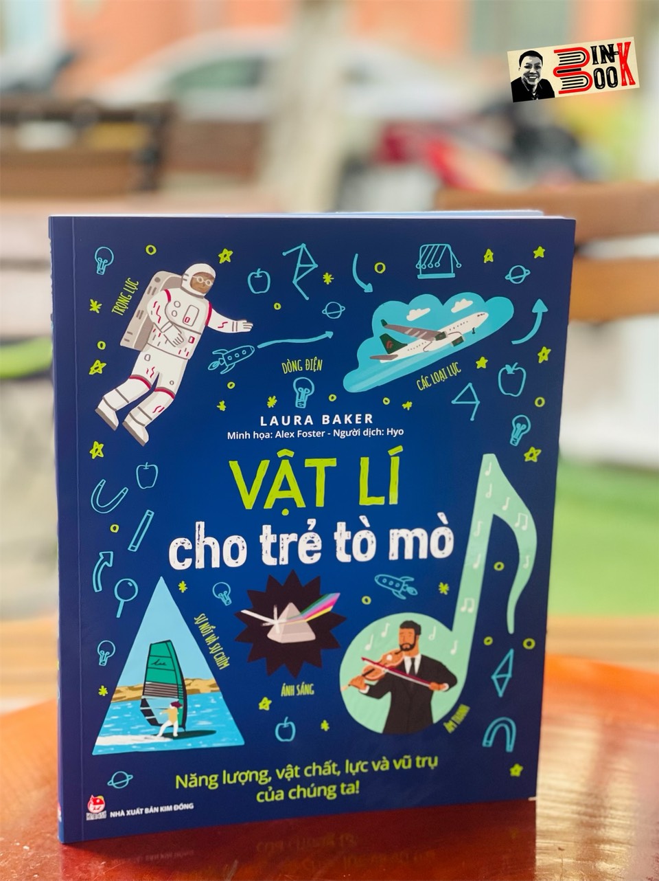 [Minh họa in màu toàn bộ] VẬT LÍ CHO TRẺ TÒ MÒ - NĂNG LƯỢNG, VẬT CHẤT, LỰC VÀ VŨ TRỤ CỦA CHÚNG TA!– Lynn Huggins-Cooper- Alex Foster - Nxb Kim Đồng – bìa mềm