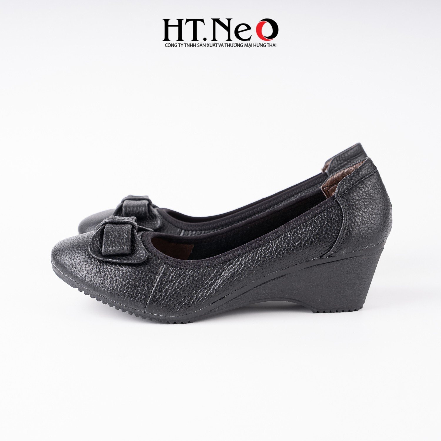 Giày nữ, giày đế xuồng 3p được thiết kế với da sần, viền chung, được tổ điểm thêm chiếc nơ xinh xắn trên đôi giày NU91