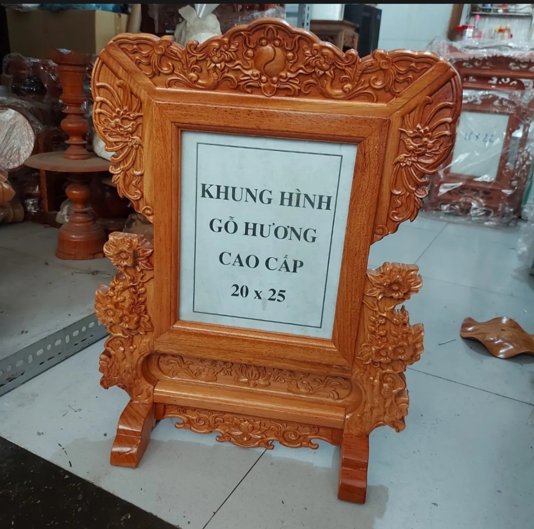 Khung ảnh thờ,khung hình thờ gỗ gõ cao cấp chạm khắc hoa mai  20 x25 cm