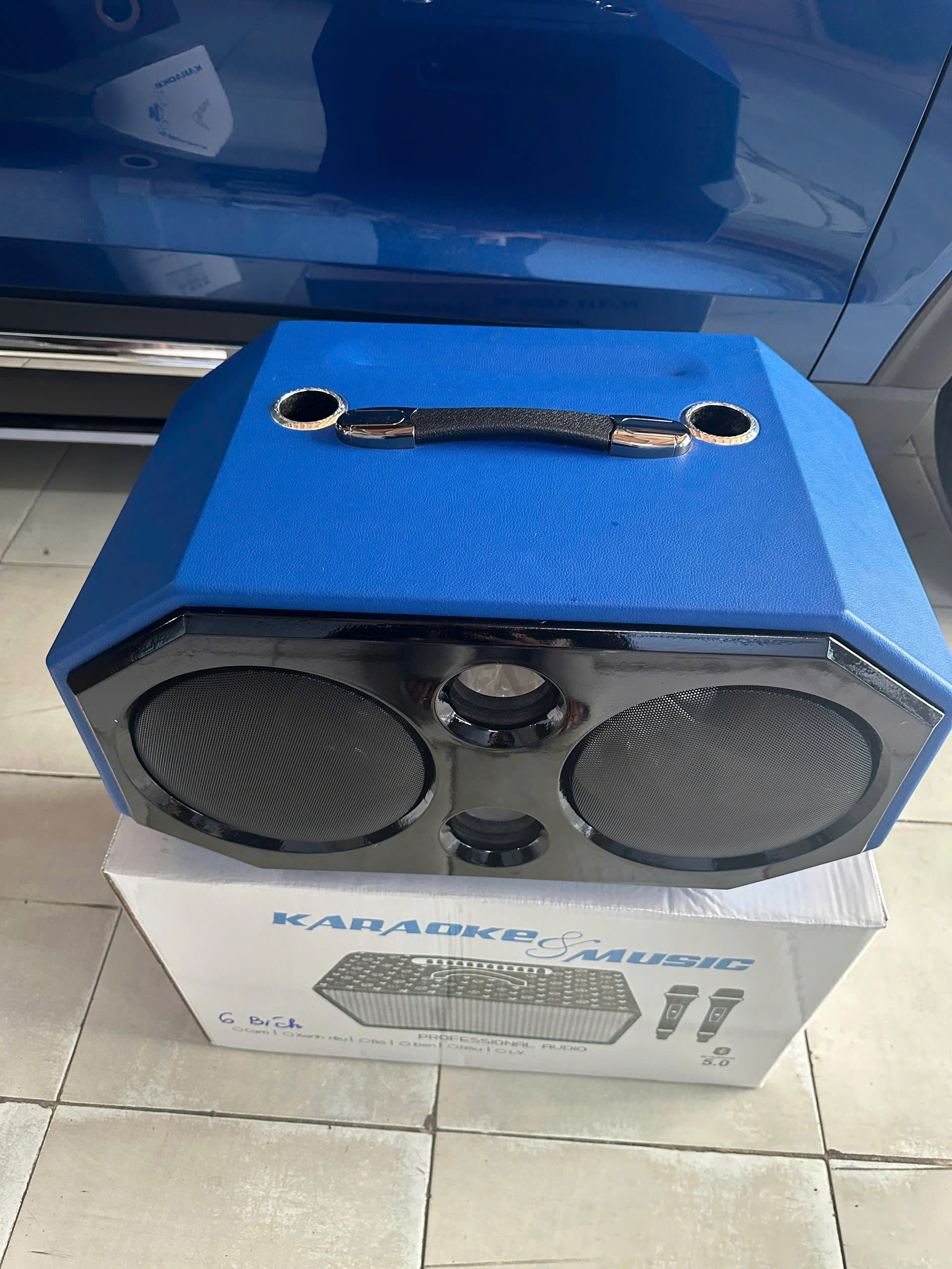 VỎ THÙNG LOA KÉO XÁCH TAY 20 THÙNG BỌC DA CAO CẤP 2 LỖ CHÉP TRƯỚC 8 CM CÓ SẴN HỌNG, 2 LỖ CHÉP BÊN HÔNG 10 CM HẢI TRIỀU (HÀNG CHÍNH HÃNG) MÀU GIAO NGẪU NHIÊN