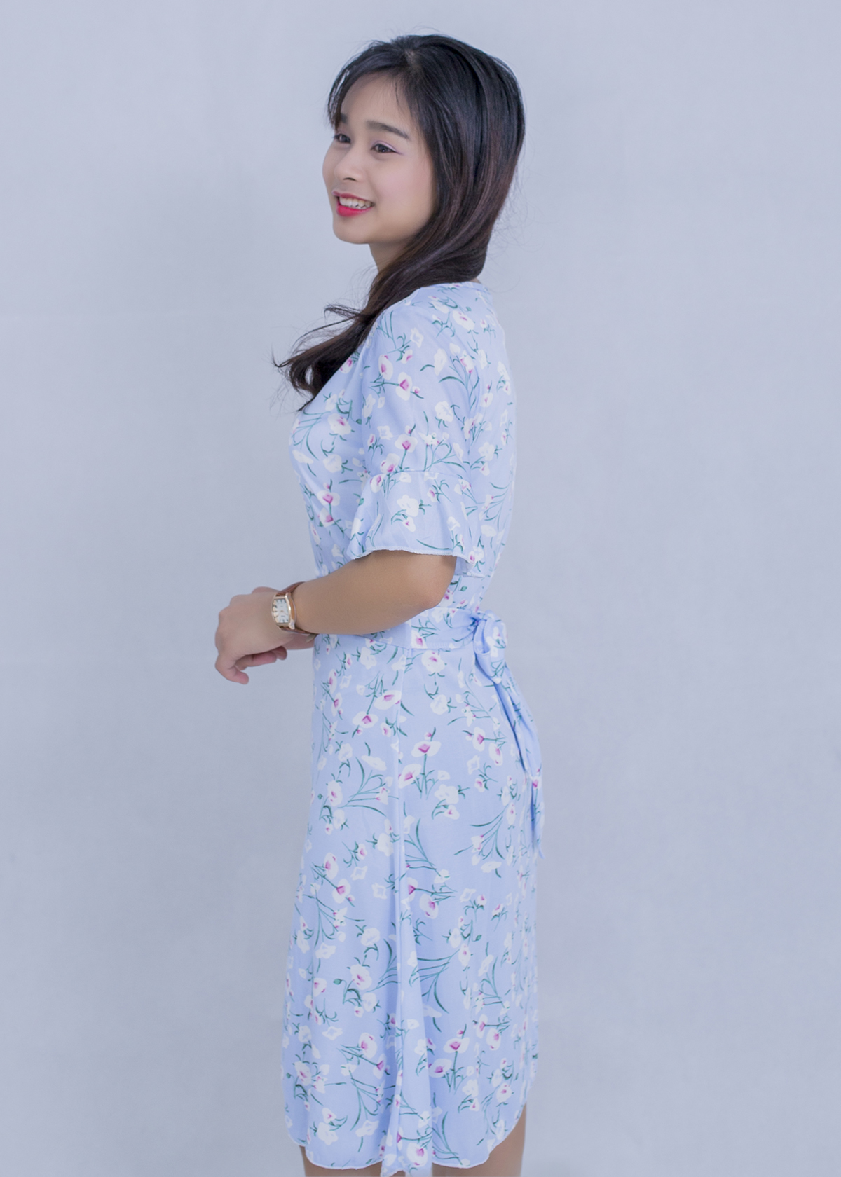 Đầm hoa trắng nền xanh