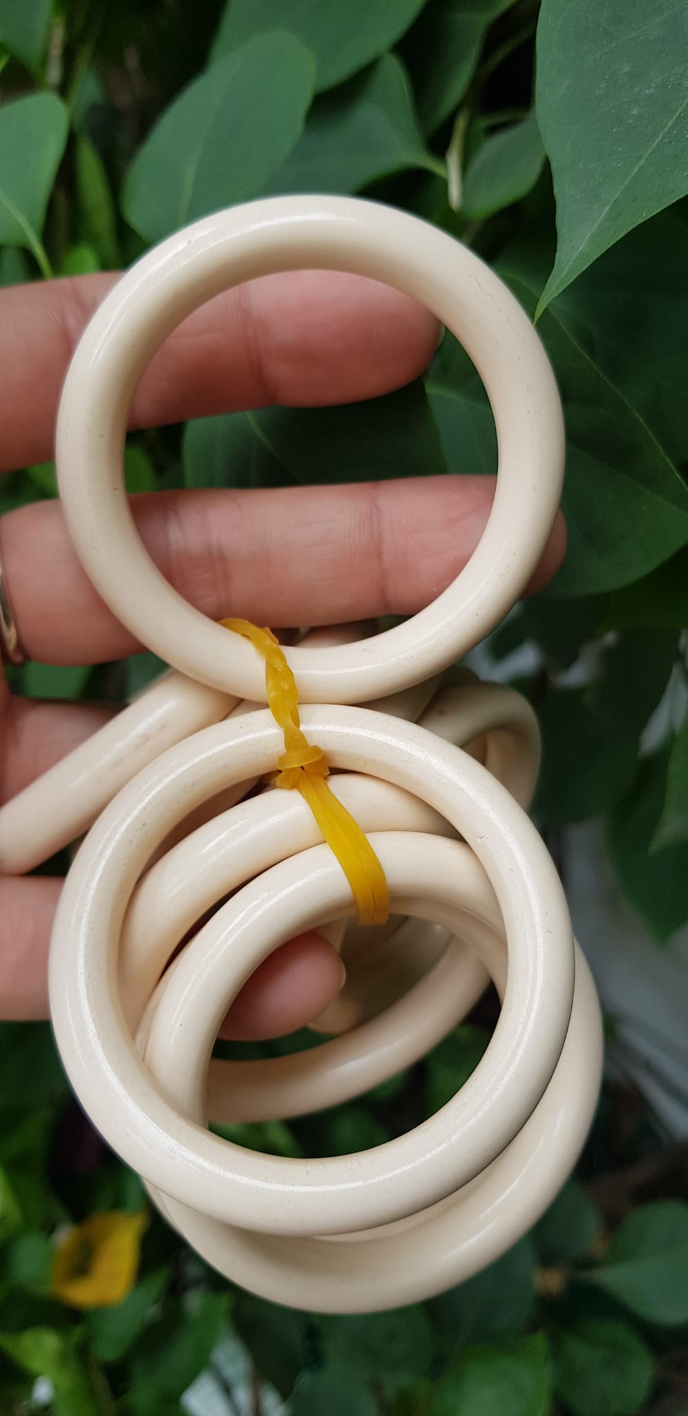 Vòng Đeo Tay Cho Bé Trai Gái đeo từ 1 tuổi -dưới 4 tuổi Màu Trắng Giả Ngà Hay Gọi Xương Mỹ Nghệ tròn đẹp Vòng cho em bé đeo Ni 39mm x cọng 7mm shop giao bất kỳ đồng giá rẻ mà đẹp xinh tay ạ
