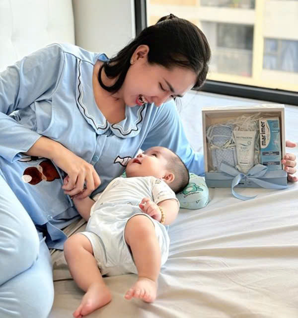 Hộp Quà 20.10 Cao Cấp: Neutraderm Tắm Gội Baby 100ml + Xịt Vệ Sinh Mũi Nước Biển Sâu 100ml