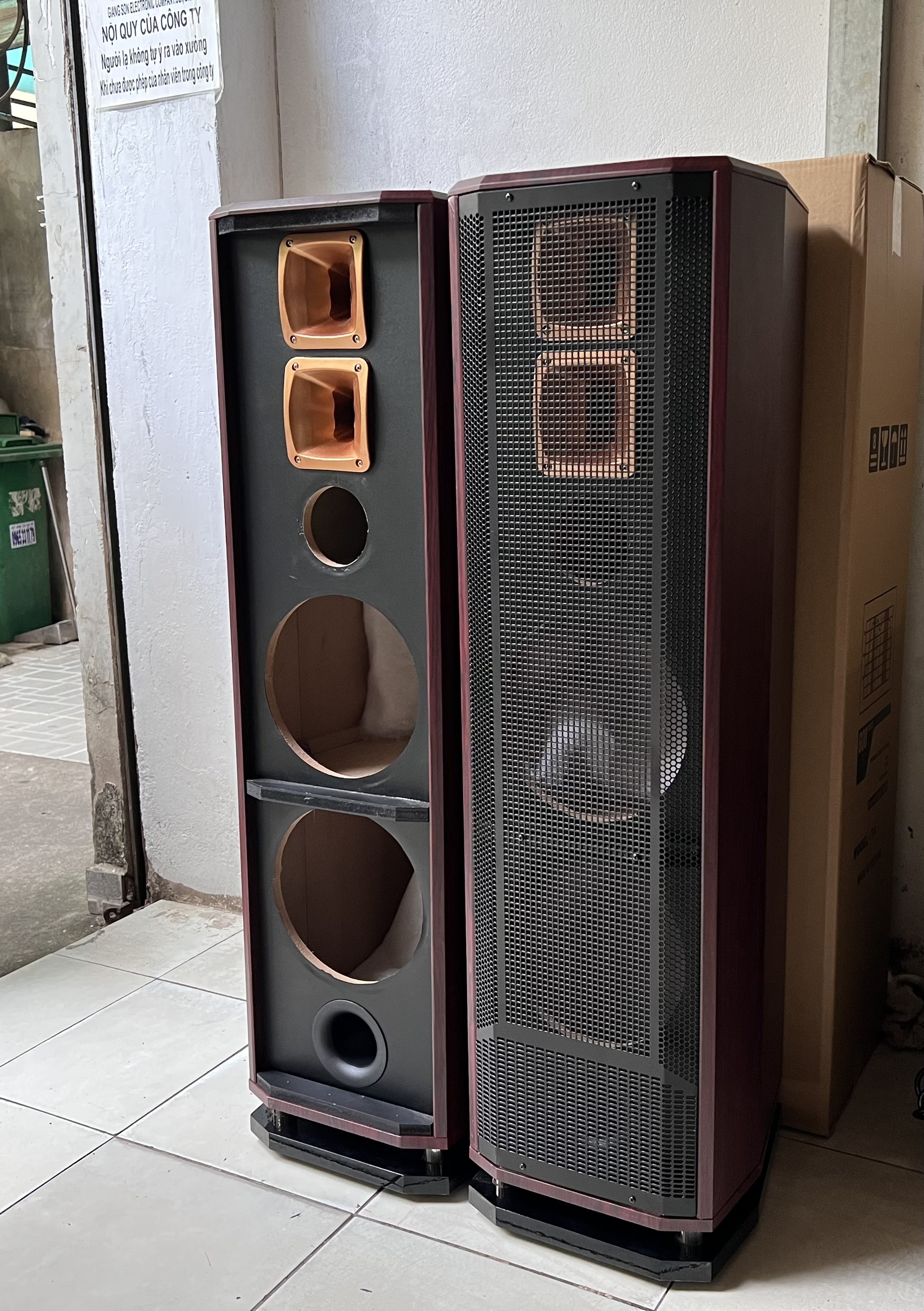 Vỏ thùng loa đứng 25 sử dụng 2 bass 25 và 2 chép, 1 mid Hải Triều 1 cặp