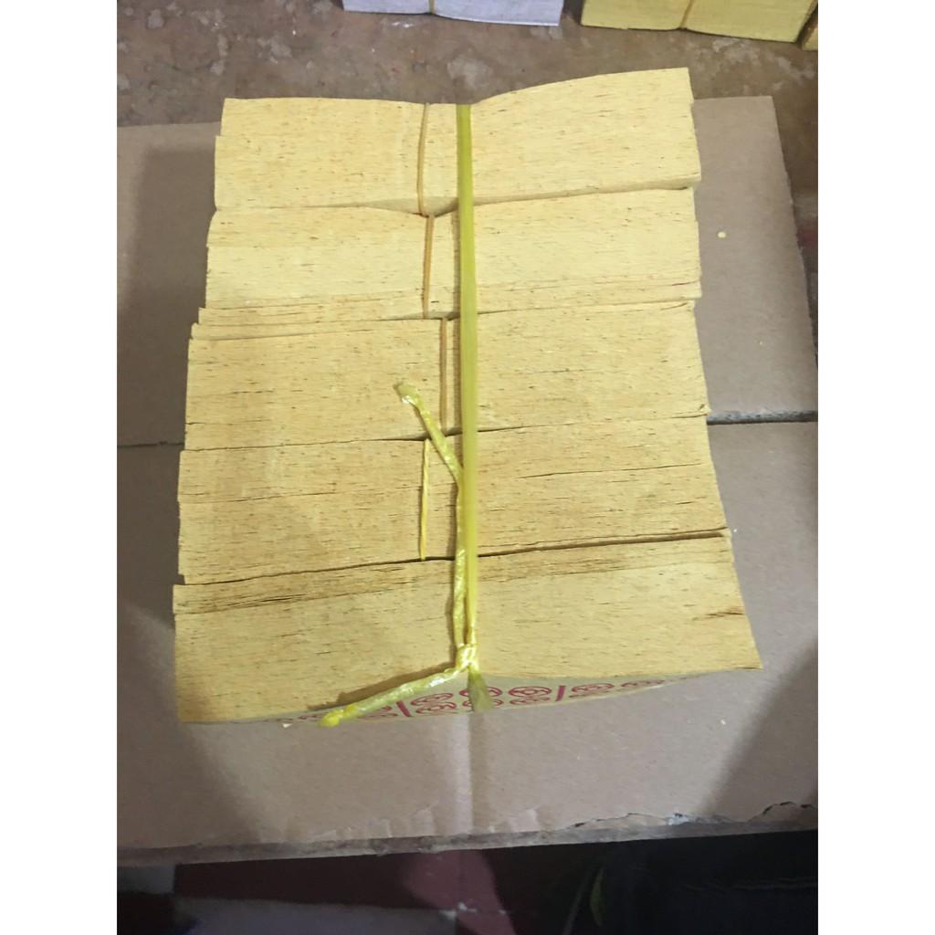 Một xấp giấy tiền vàng trong thờ cúng