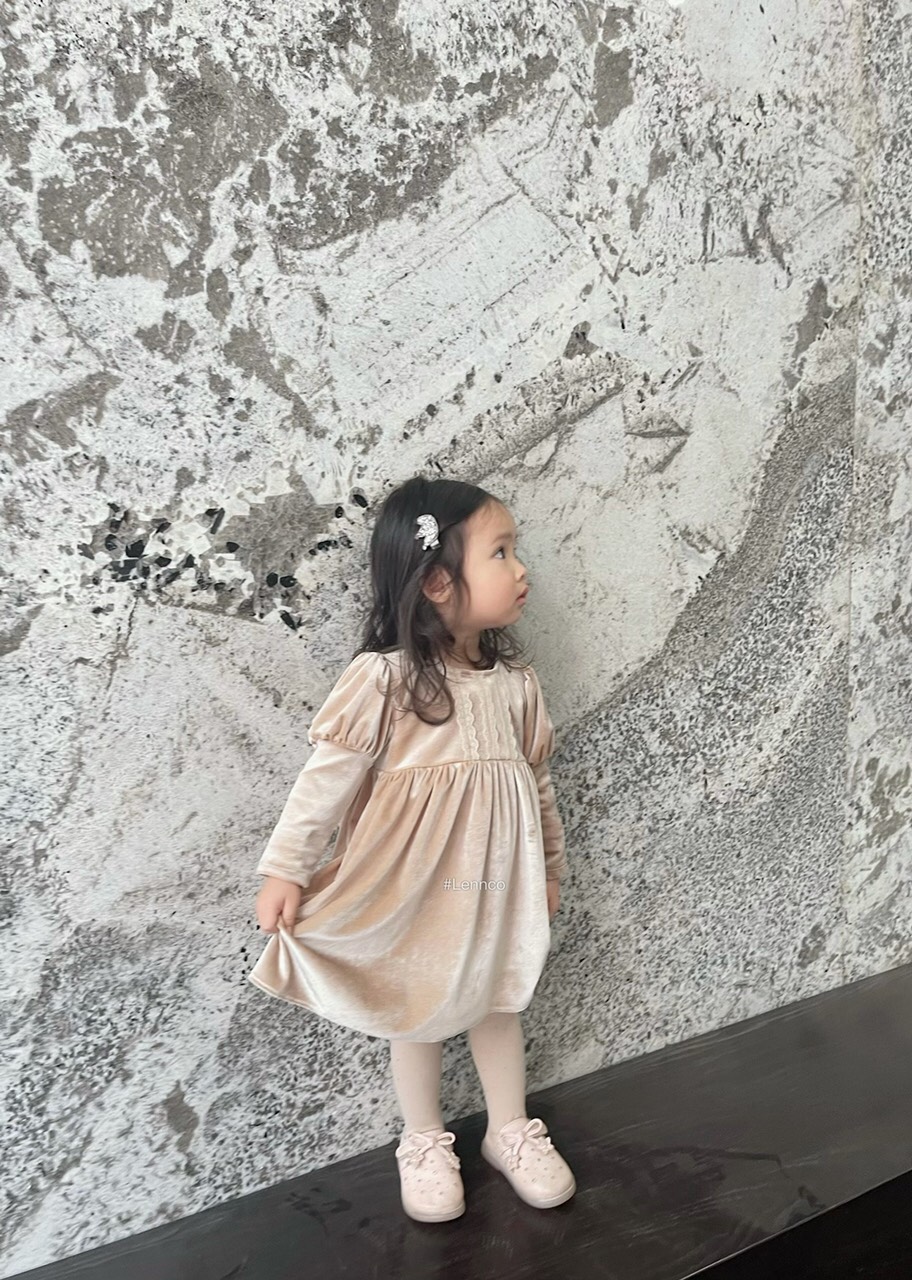 Váy nhung tay bồng 3 ren ngực màu be Lennco