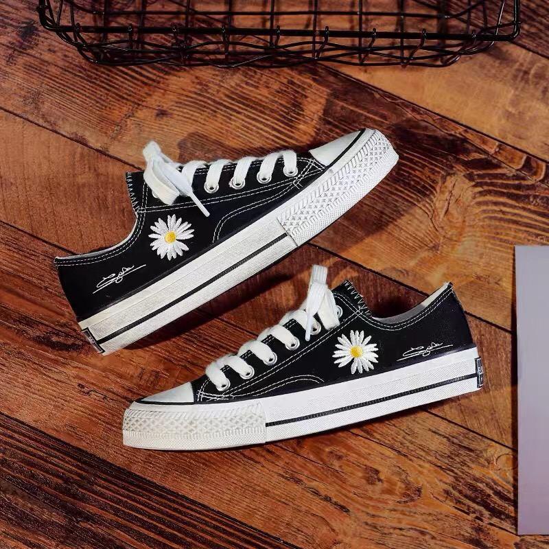 Giày thể thao nữ CV classic cổ thấp thêu hoa cúc nhí