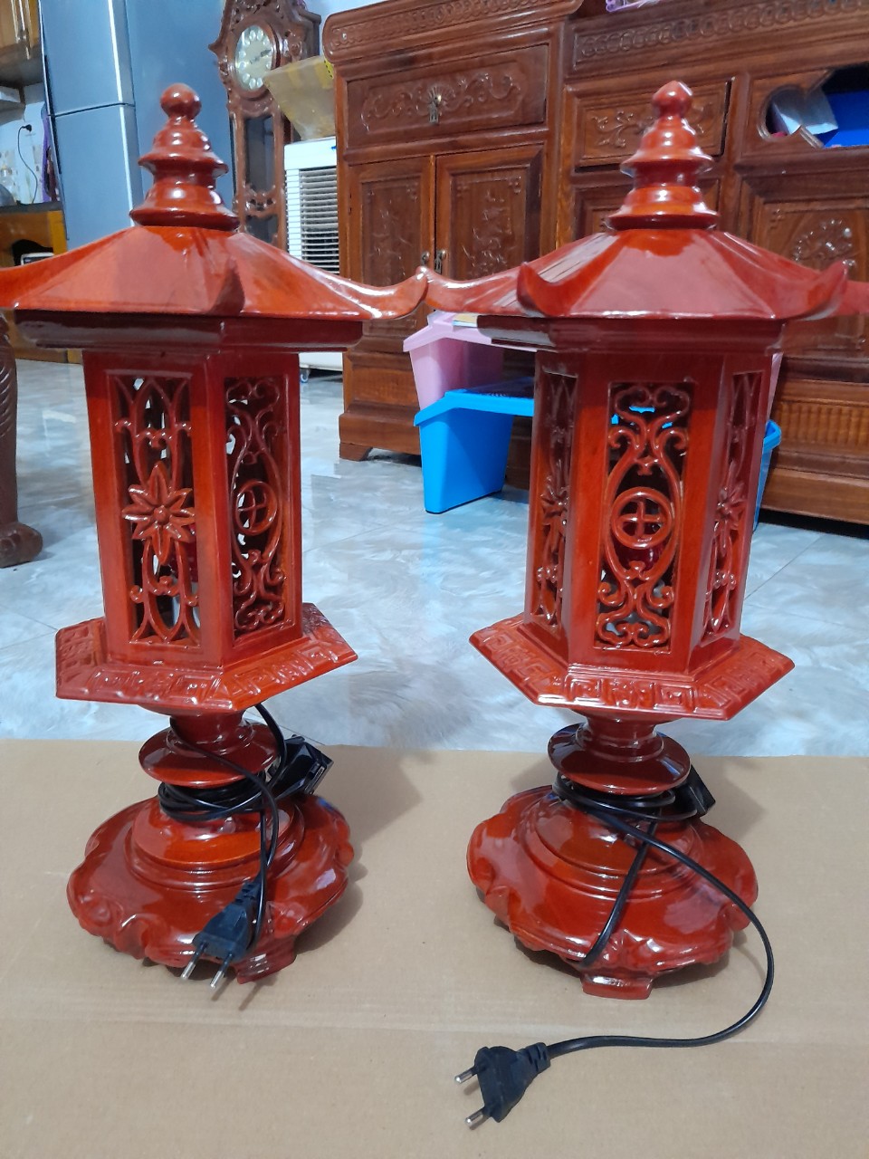 Cặp đèn thờ lục lăng mái chùa gỗ xà cừ cao 48 cm và 56 cm