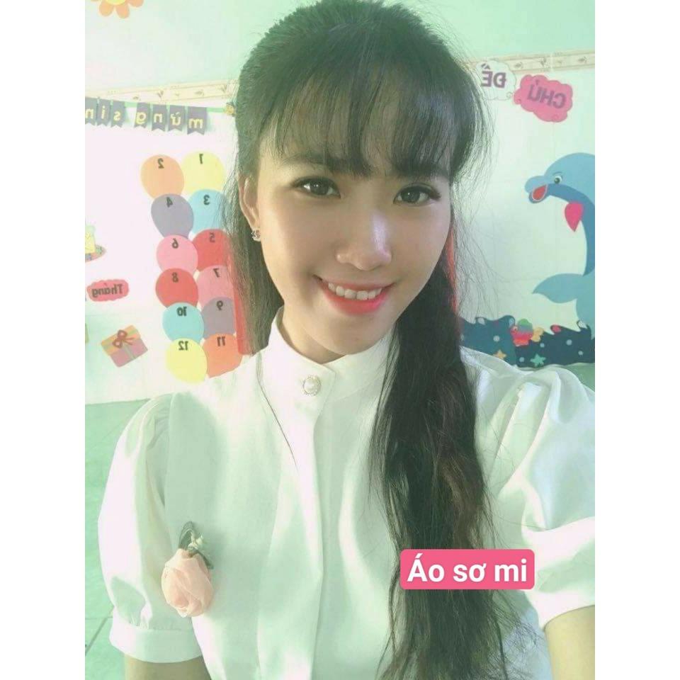 Áo Sơ mi nữ công sở thời trang SURI chất liệu vãi đũi màu trắng tay ngắn cổ trụ đính hoa ngực.