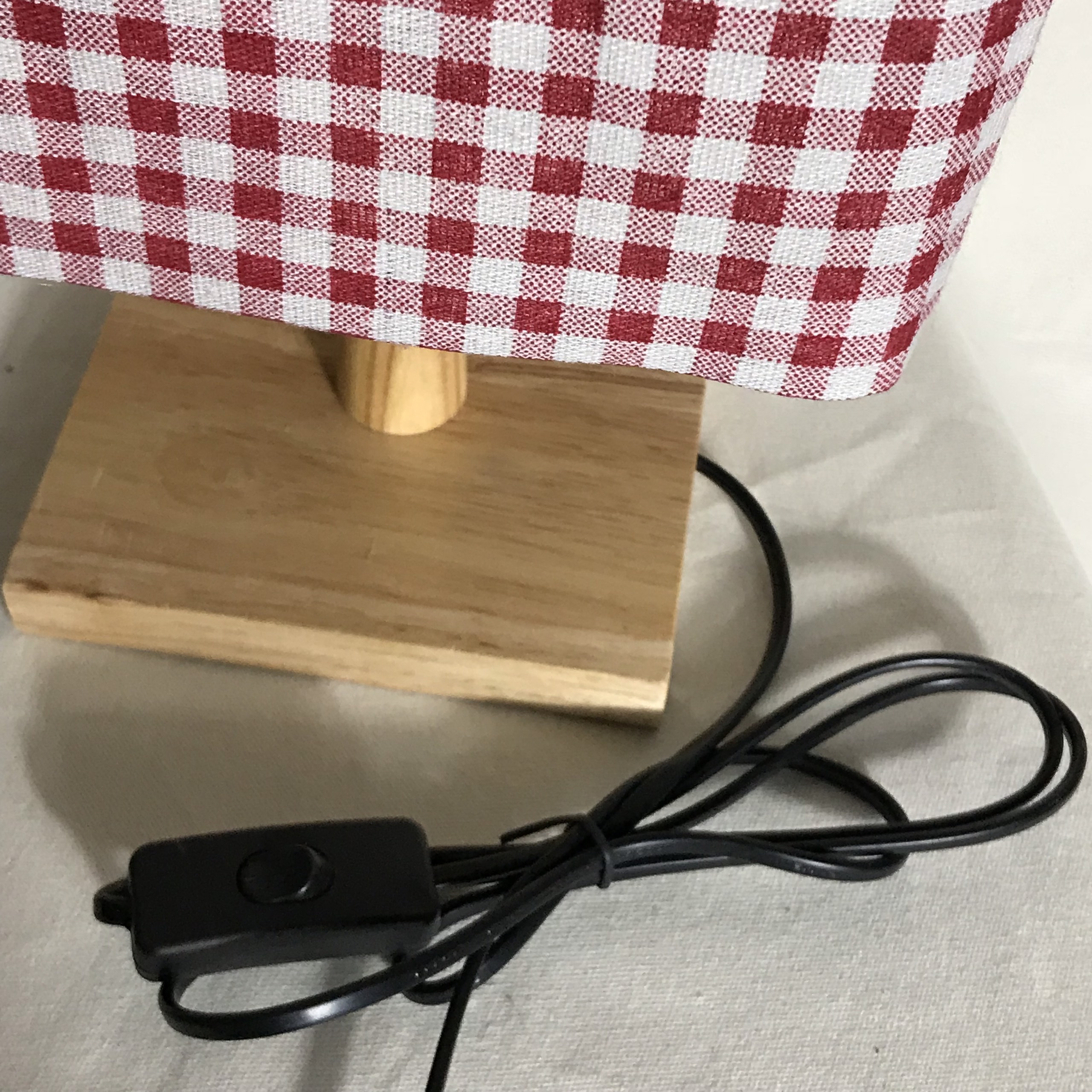 Đèn ngủ DB-A03 CARO ĐỎ, đèn bàn ngủ chân gỗ cao cấp, chao vải bố linen dễ thương, công tắc bật tắc, tặng kèm bóng