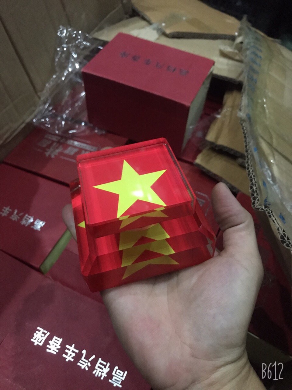 Lọ pha lê đựng nước hoa ô tô cờ Việt Nam trang trí cực đẹp
