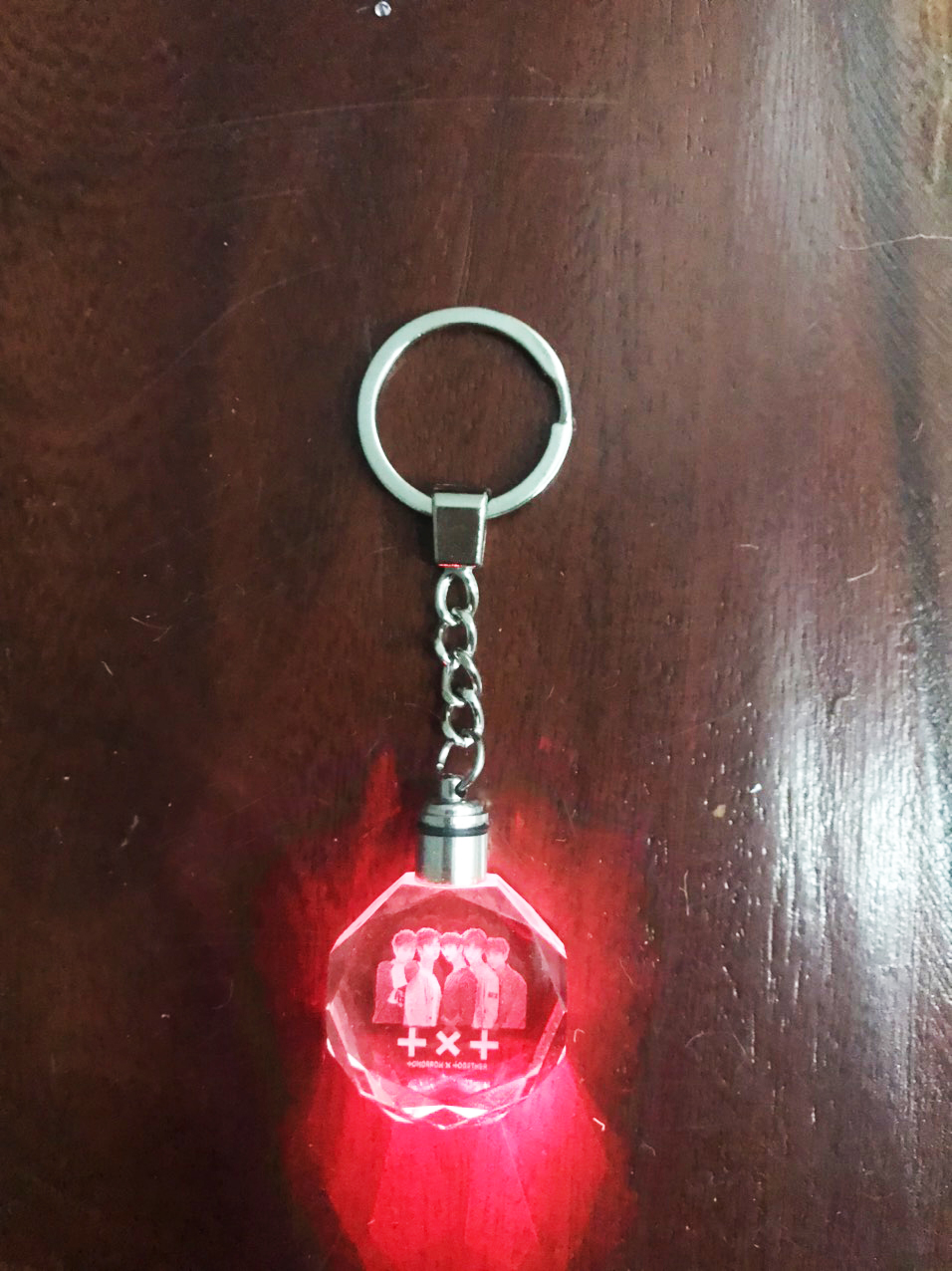 Móc khoá phát sáng TXT móc treo có đèn lung linh