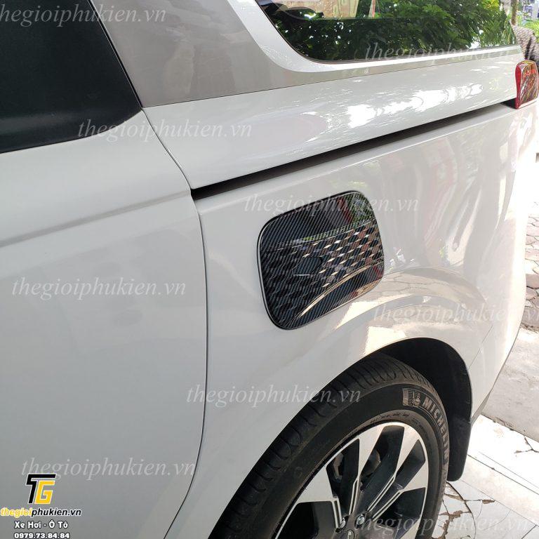 Ốp nắp bình xăng Kia Carnival 2022 vân Carbon