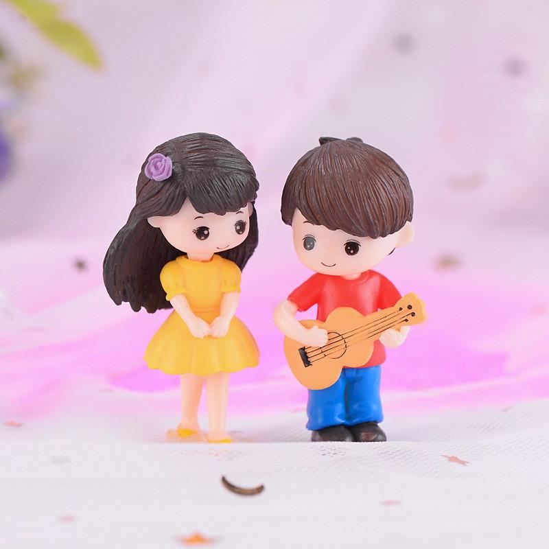 Cặp đôi trai gái cầm đàn ghi ta tiểu cảnh mini - tiểu cảnh sen đá trang trí bể cá