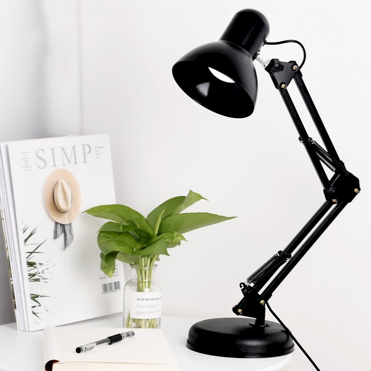 Đèn để bàn Black Cat bao gồm bóng LED chống lóa