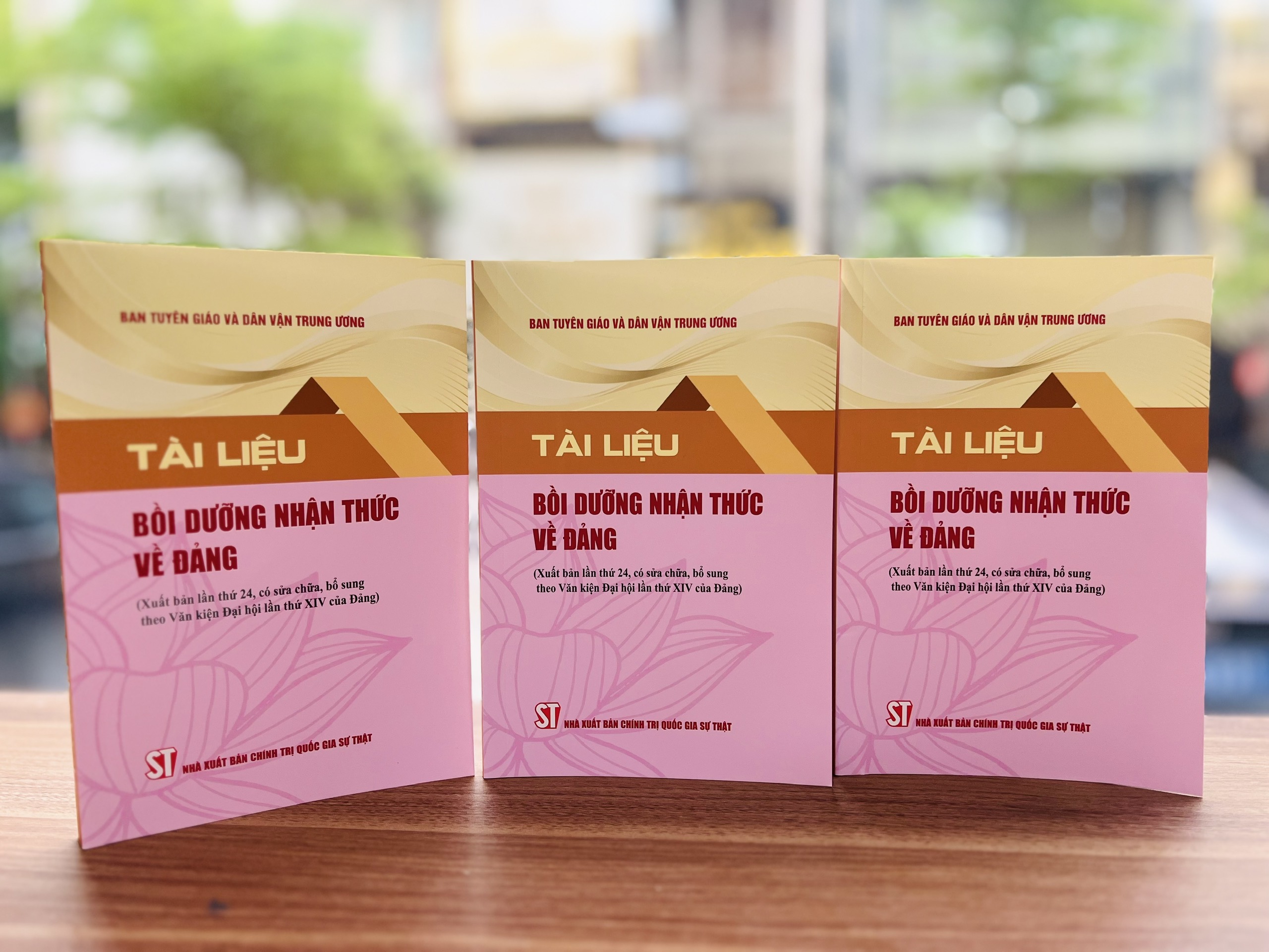 Tài liệu bồi dưỡng nhận thức về Đảng (Xuất bản lần thứ 24 có sửa chữa, bổ sung theo Văn kiện Đại hội lần thứ XIV của Đảng)